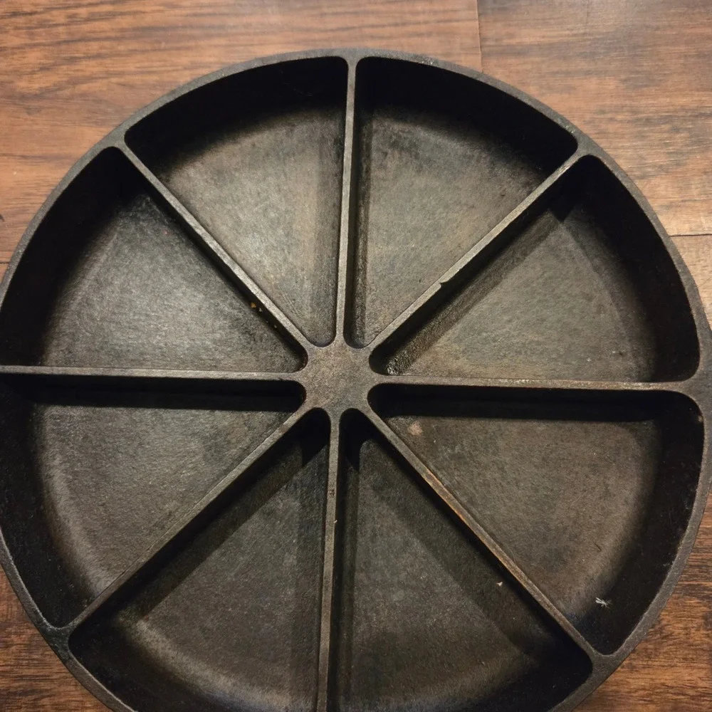 Vintage Cast Iron Cornbread Wedge Skillet 8 Section Pan Pat Pending 9 Inch